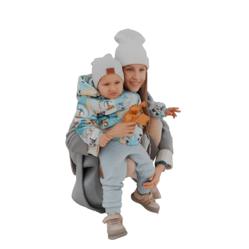 Modelo 3D de mãe sorridente segurando bebê, ambos usando gorros brancos de inverno, em um abraço terno.