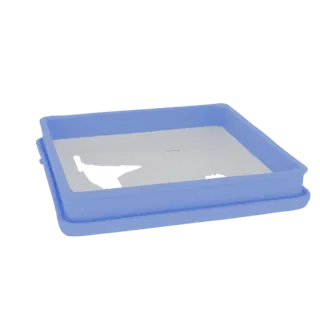 Render 3D di un vassoio blu in plastica con inserto bianco, visto da una leggera angolazione.