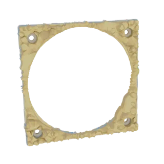 3D-Modell eines quadratischen Lüfterhalters mit rauem Rand und vier Schraubenlöchern, aus leichtem Winkel betrachtet.
