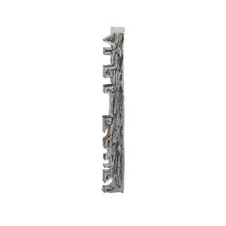 3D-Modell einer abstrakten vertikalen Skulptur mit rauer, texturierter Oberfläche und dunklen, fließenden Linien, präsentiert