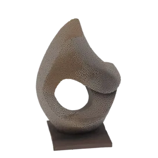 Render do modelo 3D de uma escultura orgânica abstrata com superfície texturizada e uma grande abertura central, exibida numa