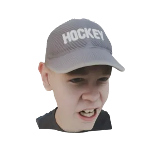 Render de modelo 3D de un niño joven con expresión de enfado, llevando una gorra de béisbol gris con 'HOCKEY' escrito.