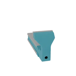 Ein 3D-Modell eines türkis-grauen Rakel-Werkzeugs, von der Seite vor schwarzem Hintergrund.