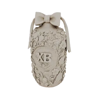 Modello 3D vaso decorativo con fiocco in rilievo, fiori e lettere XB, realizzato in tonalità chiara