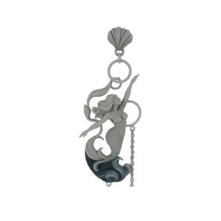 Modelo 3D de uma elegante sereia com uma concha e corrente, renderizado em tons de cinza e azul, contra um fundo branco.