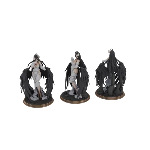 Modello 3D di Albedo, un personaggio con grandi ali nere, che indossa un vestito bianco, posato con grazia su una base circol