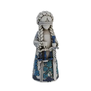Modello 3D di una statuetta della Dama della Giustizia bendata, con bilancia e spada, caratterizzata da nodi celtici e trifog