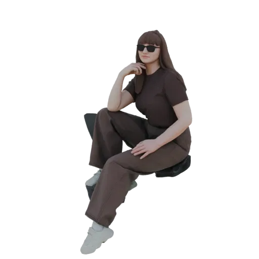 Modello 3D di donna alla moda con frangia e occhiali da sole, che indossa un outfit marrone e siede casualmente con una mano