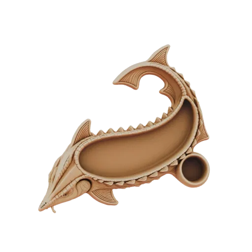 Un rendering 3D di un vassoio decorativo a forma di storione color beige con un porta integrato, squame e pinne dettagliate.