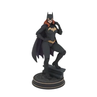 Modelo 3D de Batgirl con su traje negro y dorado, adoptando una pose segura sobre una base circular adornada con símbolos.