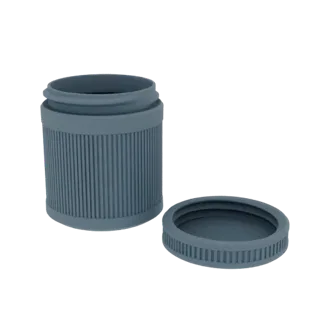 Modèle 3D d'un récipient cylindrique nervuré avec son couvercle placé à côté, sur fond blanc.