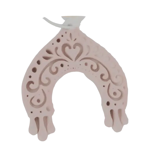 Renderização de modelo 3D de um enfeite de osso da sorte rosa pálido com arabescos intrincados e um design de coração no topo