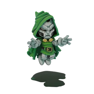 Un rendering 3D di una figura di Doctor Doom in stile chibi, con la sua iconica maschera e mantello verde, fluttuante sopra u
