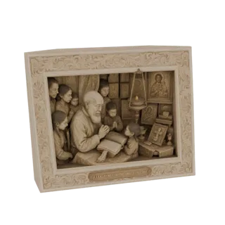Modelo 3D de un anciano leyendo un libro a un grupo de niños, ambientado en un marco de diorama ornamentado con iconos religi