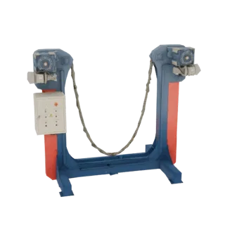 Modèle 3D de presse hydraulique industrielle bleue et rouge avec panneau de contrôle et chaîne épaisse reliant ses bras supér