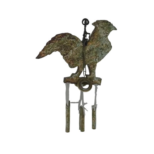 3D-Modell-Rendering eines rustikalen Hahn-Windspiels mit verwitterter, grünspanbedeckter Patina und hängenden Klangstäben.