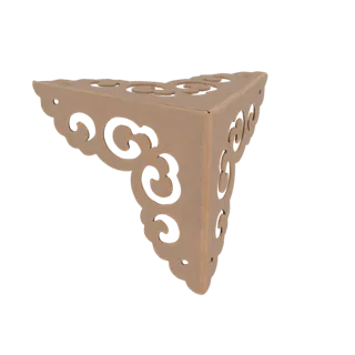 Modelo 3D de um protetor de canto em bronze ornamentado com intrincados trabalhos em voluta, visto de um ângulo contra um fun