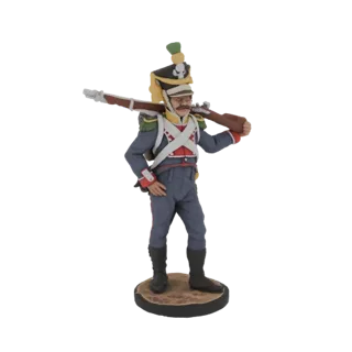 Modèle 3D d'un soldat de l'ère Napoléonienne en uniforme, tenant un mousquet sur son épaule, debout sur une base circulaire.