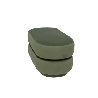 Una representación 3D de una otomana acolchada verde oliva con una parte superior redondeada y acolchada y una base ligeramen