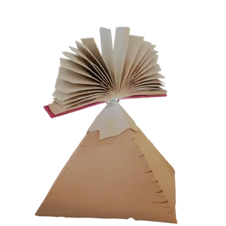 Modèle 3D d'un livre ouvert aux pages déployées en équilibre sur une pyramide brune.