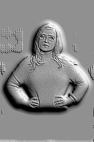 Modelo 3D de bajorrelieve de mujer con suéter y manos en las caderas, en color gris con sombras expresivas.