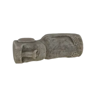 Modelo 3D de uma figura antiga de pedra deitada, com traços faciais esculpidos e mãos apoiadas no corpo.