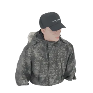 Prévia do modelo 3D de uma pessoa usando jaqueta camuflada, moletom escuro e boné de baseball preto, vista de um ângulo de tr