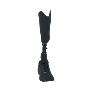 Modello 3D di una gamba protesica con una scarpa sportiva nera attaccata, mostrata da una prospettiva frontale.