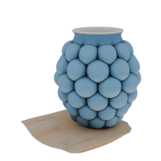 Render 3D de un jarrón azul claro con superficie texturizada de burbujas, colocado sobre una superficie de madera marrón clar