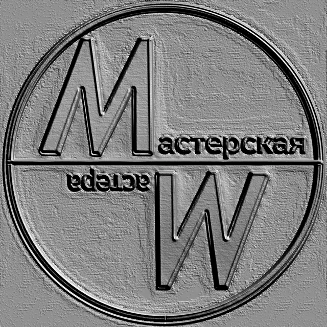 Modèle 3D d'un bas-relief avec les lettres M et W, séparées par une ligne horizontale, et l'inscription "Masterskaya"