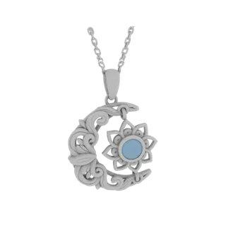 Rendu 3D d'un pendentif en argent représentant une lune croissante avec des détails en filigrane, tenant un soleil avec une g