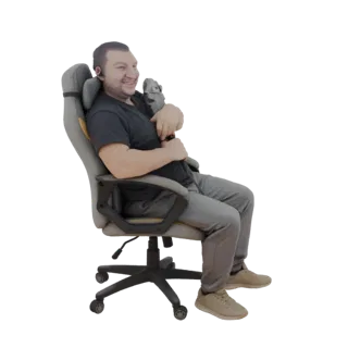 Modelo 3D de homem sorrindo segurando um gato sentado em uma cadeira gamer cinza e amarela, isolado em fundo branco.