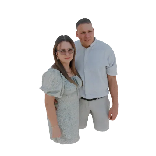 Modello 3D di una coppia, uomo e donna, in posa insieme, con la donna in abito fantasia e l'uomo in camicia.