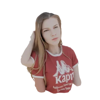 Modèle 3D d'une jeune femme aux cheveux blonds portant un t-shirt rouge Kappa, posant avec une main dans ses cheveux.