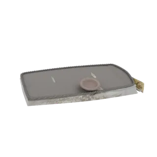 3D-Modell eines rechteckigen Tabletts mit texturiertem Seilrand, einer kleinen rosabräunlichen Schale in der Mitte und zwei w