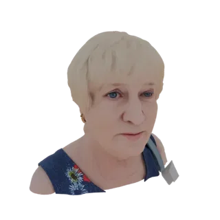 Modèle 3D d'une femme âgée aux cheveux blonds, portant une robe bleue à fleurs, regardant devant avec une expression neutre.