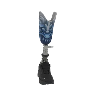 Modelo 3D de prótese de perna com rosto de demônio azul na soquete e tênis preto na base.