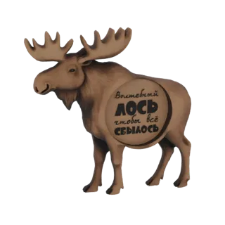 Ein 3D-Rendering einer braunen Elch-Figur mit einem kreisförmigen Emblem an der Seite, das russischen Text enthält.