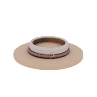 Modelo 3D de un anillo apilable con banda blanca acanalada y banda gris, con un pequeño charm de infinito.