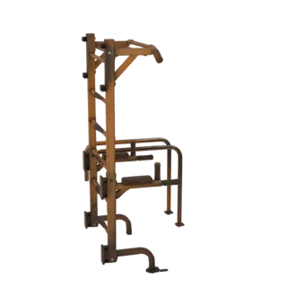 Modello 3D di stazione fitness vintage con sbarra per trazioni e parallele, con texture metallica vissuta.