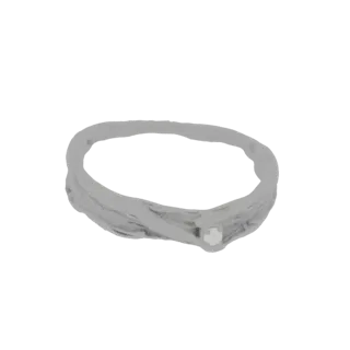 3D-Modell eines Silberrings mit texturierter Ringschiene und einem kleinen, klaren Edelstein in der Mitte, präsentiert auf we