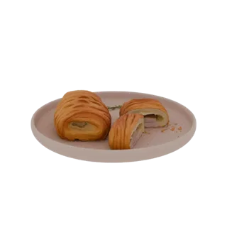 Modèle 3D de croissant jambon fromage coupé en deux, montrant les couches de jambon et de fromage, sur une assiette rose pâle