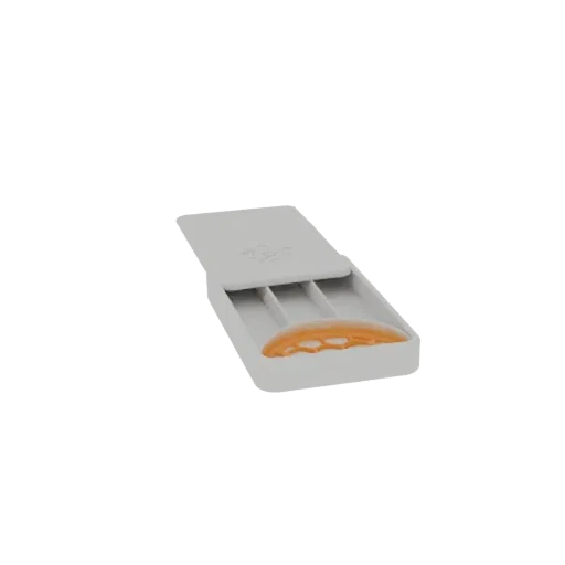 Rendu 3D d'une boîte à pilules grise ouverte avec un insert orange vif, montrant plusieurs compartiments.