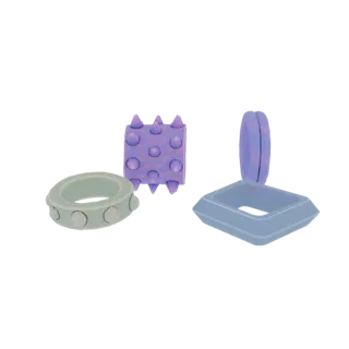 Ein 3D-Rendering von vier geometrischen Modeaccessoires: ein hellgrüner Armreif mit Nieten, ein violetter Manschettenarmreif