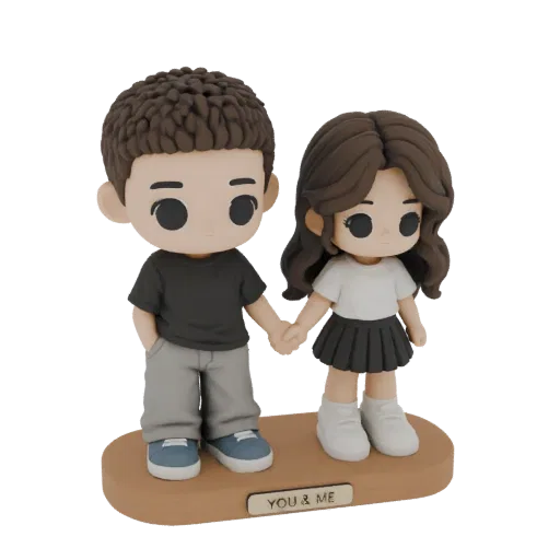 Modelo 3D de um casal chibi fofo, menino e menina, de mãos dadas sobre uma base com texto 'YOU & ME'.