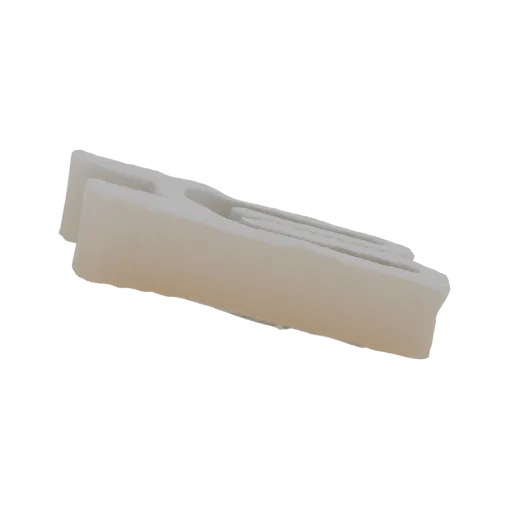 Modelo 3D de pinza de ropa de plástico blanca, vista desde un ligero ángulo sobre fondo blanco.