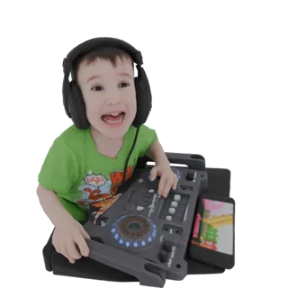 3D-Modell eines fröhlichen jungen Kindes mit Kopfhörern, das einen Spielzeug-DJ-Controller bedient, mit einem strahlenden Aus