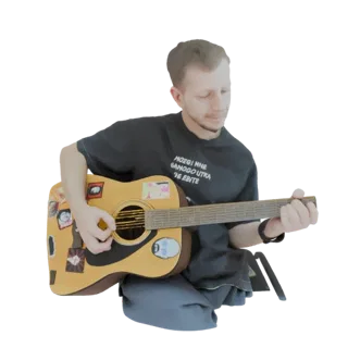 3D-Modell eines Mannes, der sitzend eine mit Stickern bedeckte Akustikgitarre mit konzentriertem Ausdruck spielt.