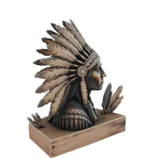 3D-Modell einer Büste eines Indianerhäuptlings mit detailliertem Federkopfschmuck, in bronzeähnlicher Oberfläche auf einem Ho