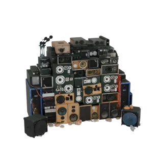 Modelo 3D de una alta pila de boomboxes vintage y equipo de audio, renderizado sobre un fondo blanco.